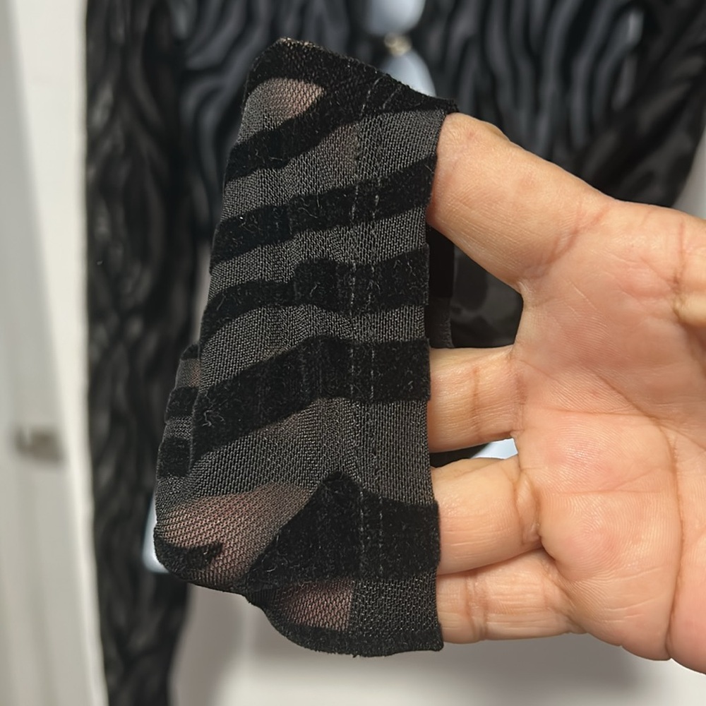 All eyes 👀 on you with this sexy 🫦 Black Zebra Print Long Sleeve Top - Picture 7 of 8